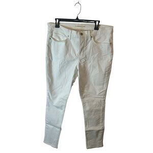 Levi's White 311 Shaping Skinny Jeans 
Size 32